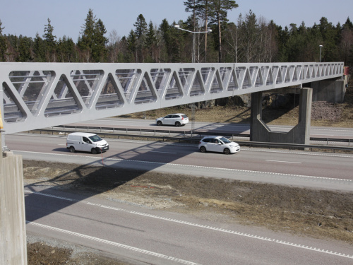 Rostfri Duplex GC-bro, Gång och cykelbro över motorväg