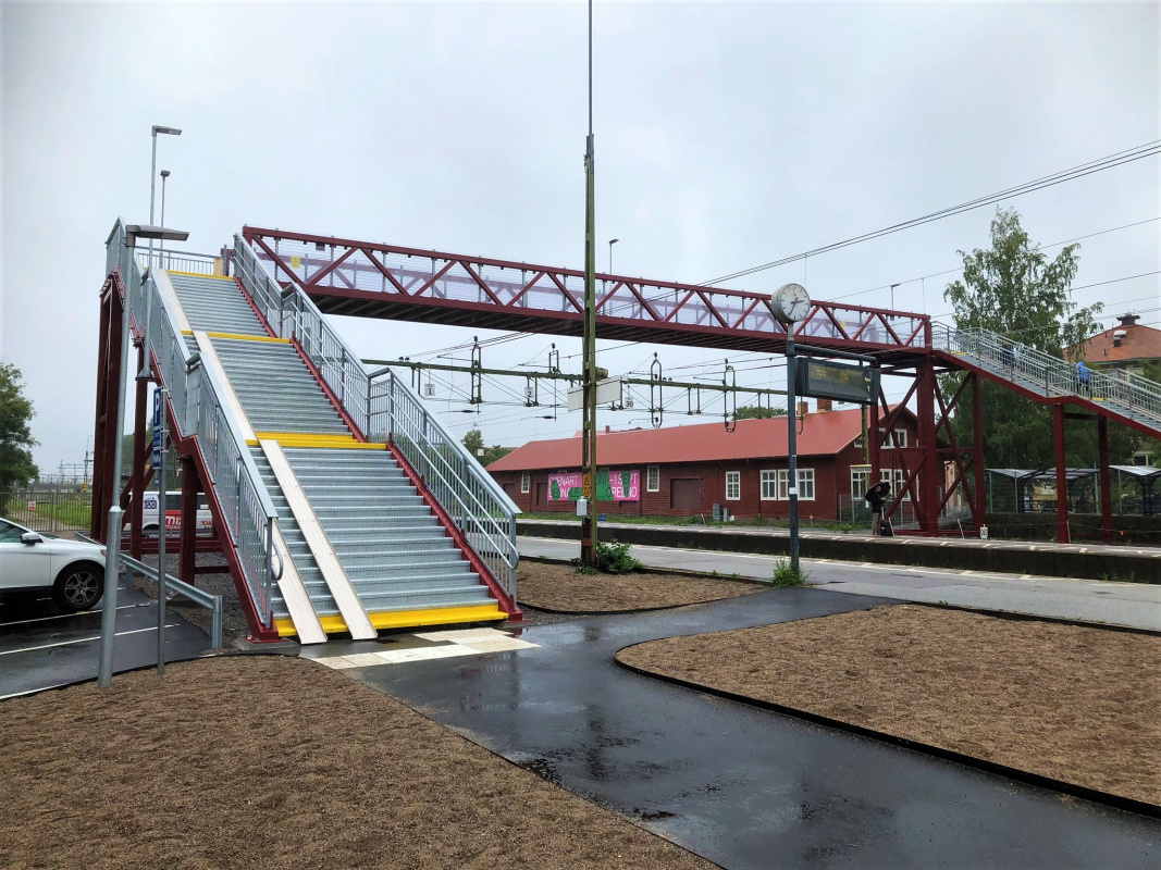 Gång- och cykelbro över järnväg vid Södra station i Örebro. GC-Bro Gång och Cykelbro Örebro Södra station