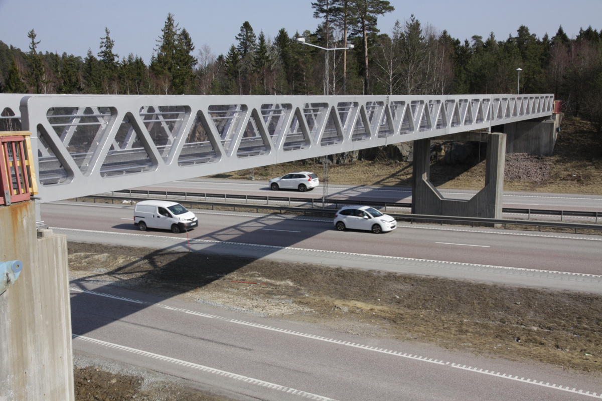 Gång- och cykelbro i Rostfri duplex Rostfri Duplex GC-bro, Gång och cykelbro över motorväg